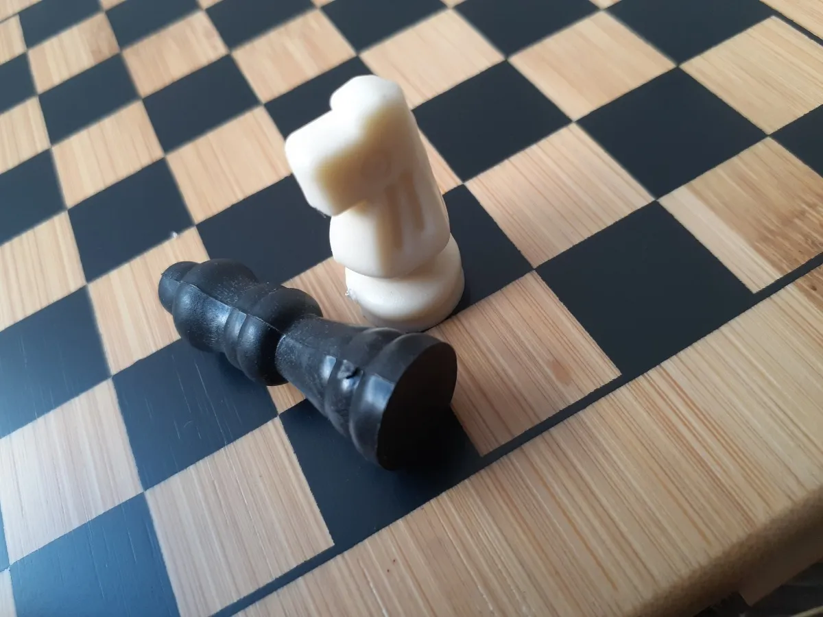 Set De Vino Con Tablero De Ajedrez Caja De Bambú - Imagen 3