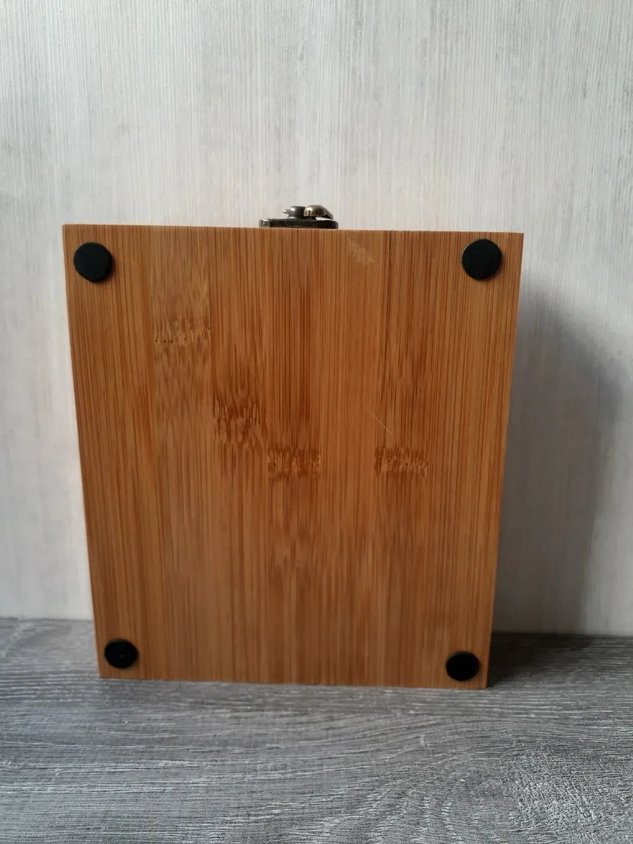 Set De Vino Con Tablero De Ajedrez Caja De Bambú - Imagen 5