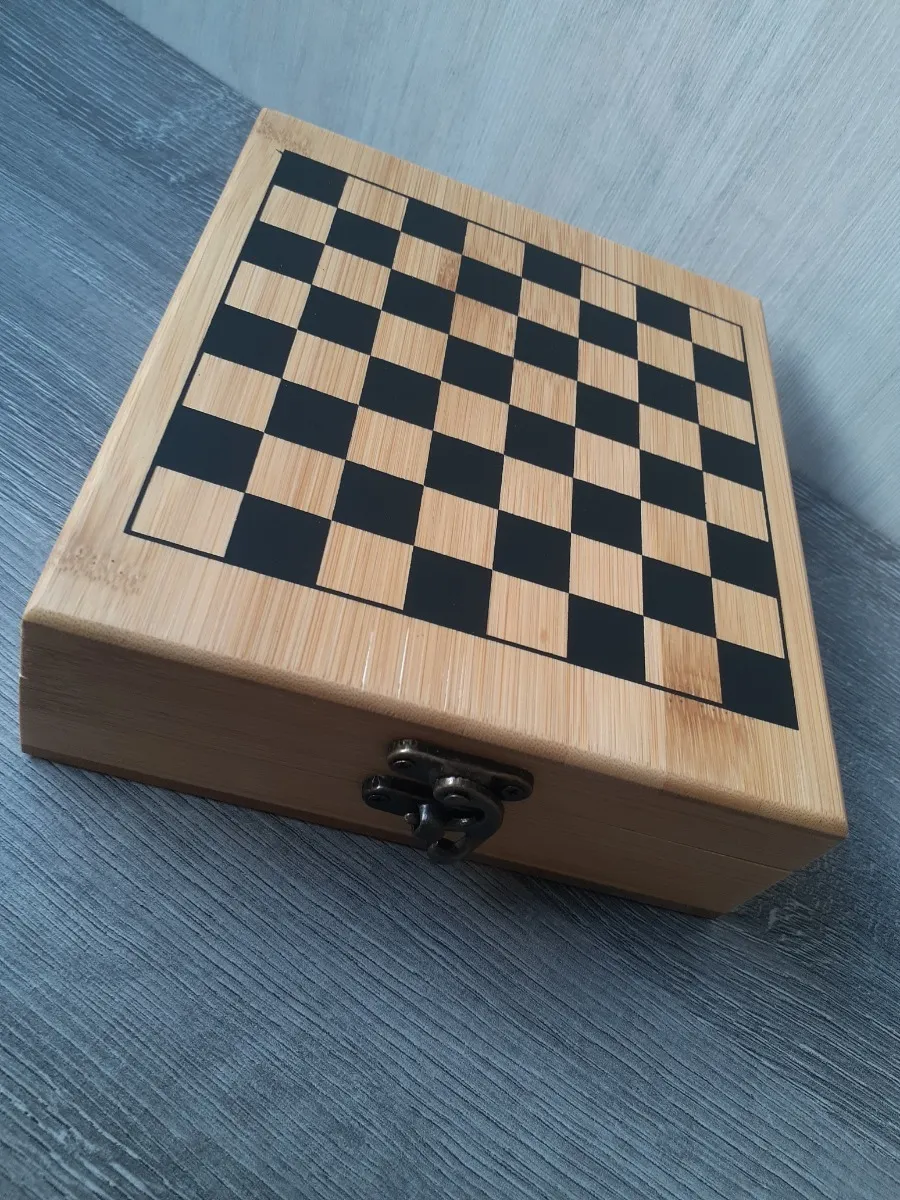 Set De Vino Con Tablero De Ajedrez Caja De Bambú - Imagen 6