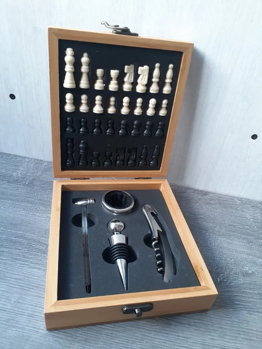 Set De Vino Con Tablero De Ajedrez Caja De Bambú - Imagen 4