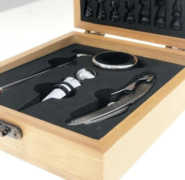 Set De Vino Con Tablero De Ajedrez Caja De Bambú - Imagen 2